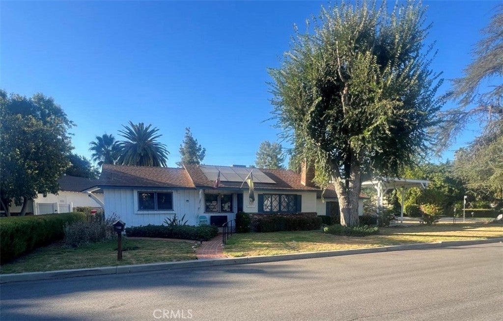 Photo of 23141 Gonzales DR, Woodland Hills, CA 91367 (MLS # SR26196108)