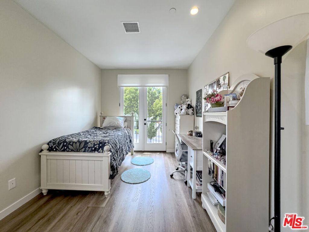 listing image 130720423219625972817