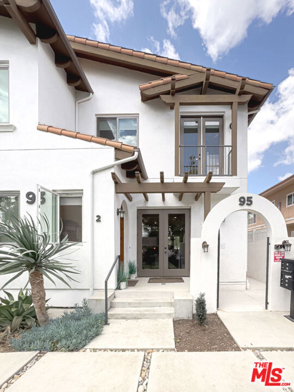 listing image 130725898415677602740