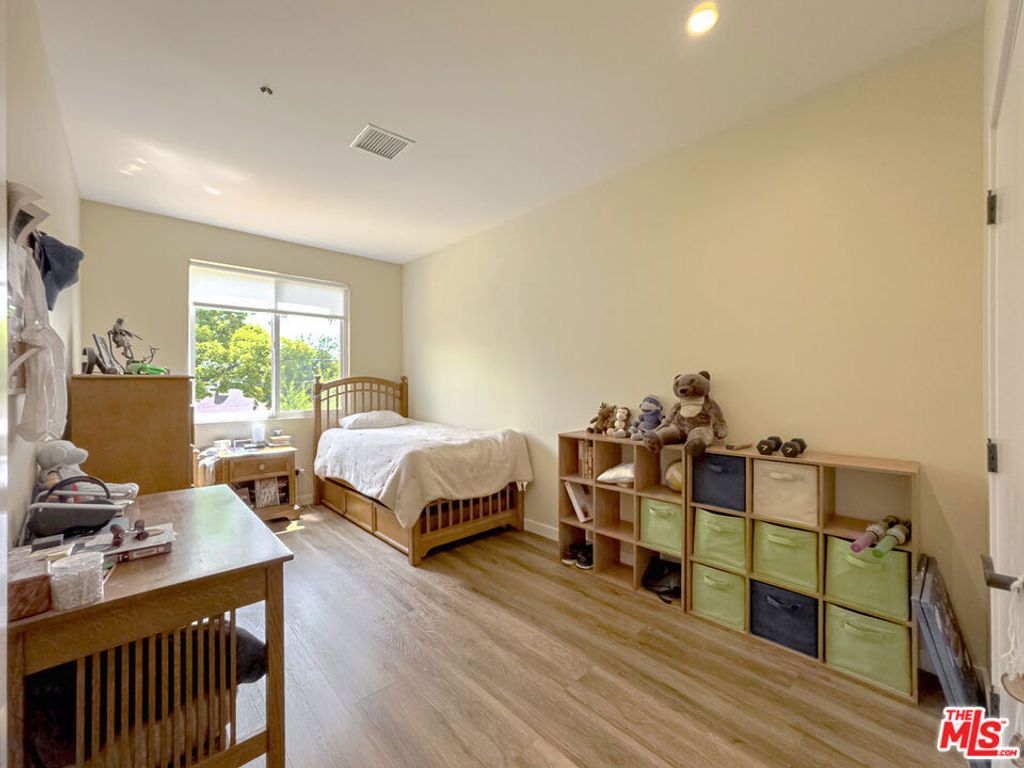 listing image 130722514200958615998
