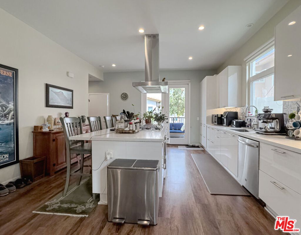 listing image 130722887538381010863