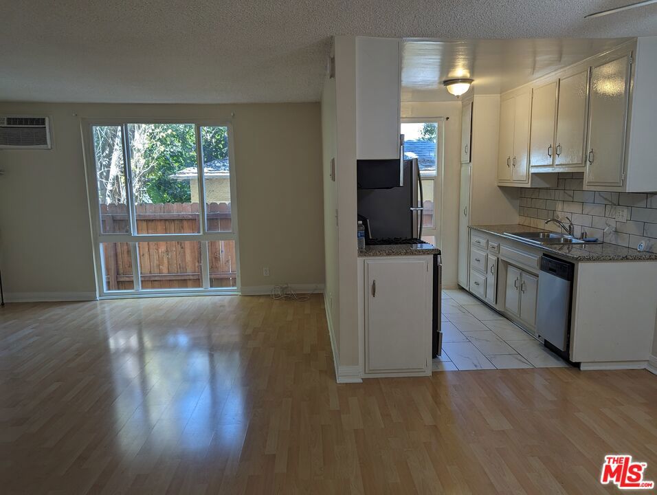 Bright and spacious, 1 bed 1 bath located on the lower level of the property ( 3-4 Steps to the property). Lots of large windows in the living room and bedroom allow for natural light in the unit. Hardwood floors throughout, with A/C wall units in the bedroom and the living room. Dishwasher, built-in Microwave, gas stove, fridge, ceiling fans, and ample storage spaces. Close proximity to the trendy Melrose Blvd, Beverly Center, Urth's Cafe, Cedar-Sinai Medical Center, The Grove, Restaurants, and Grocery stores.
