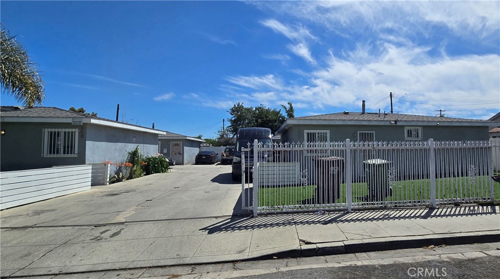 Welcome to the exclusive opportunity to own a unique duplex property. This property must be purchased at the same time with the property next
door: #SR25118191 352 W Peach St., also 2 units (2 bed 1 bath each unit). Duplex is located at the end of a cul-de-sac street. Great investment property! Close to freeways, shopping, parks, schools, and more.
Property being sold with occupants