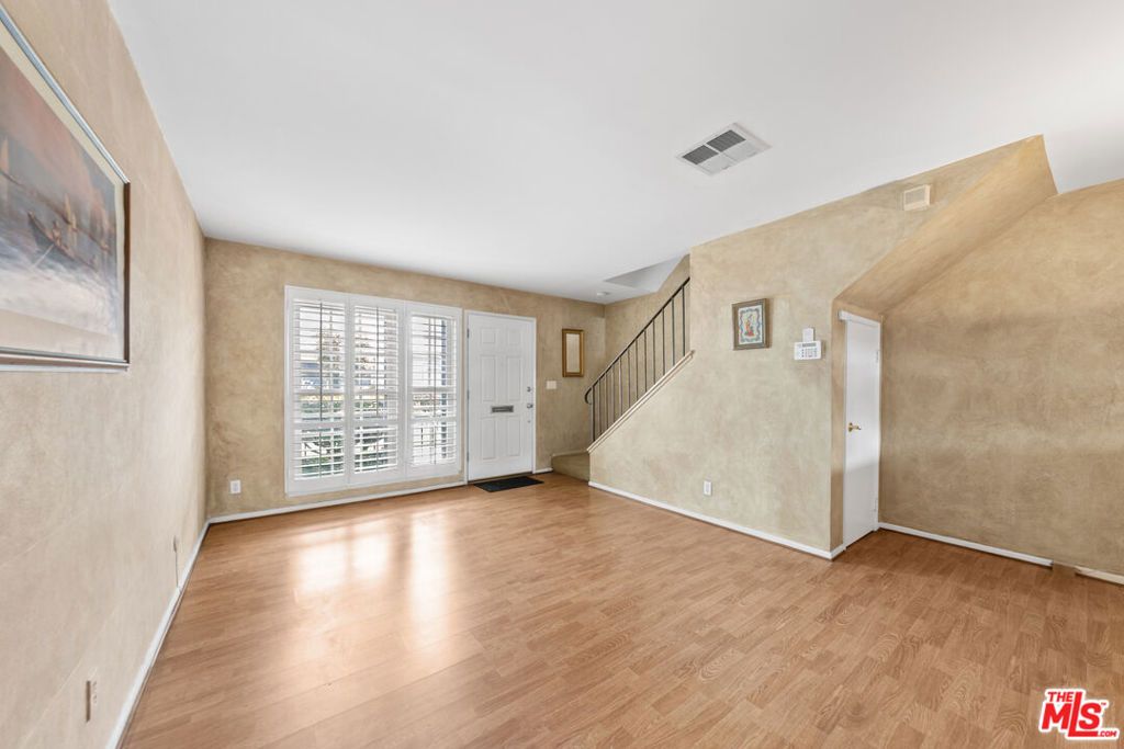 Photo of 22049 Oxnard Street, Woodland Hills, CA 91367 (MLS # 25542623)