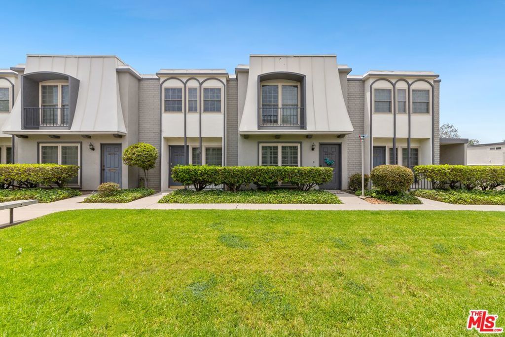 Photo of 22049 Oxnard Street, Woodland Hills, CA 91367 (MLS # 25542623)