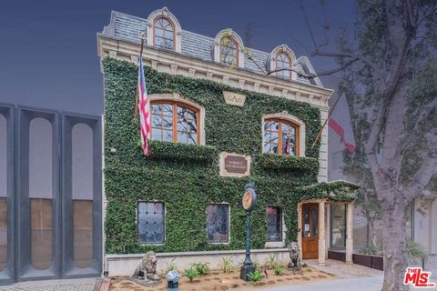 8752 Holloway Drive West Hollywood CA 90069