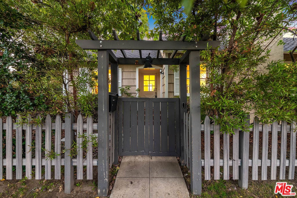 4740 Denny Avenue, Toluca Lake CA 91602