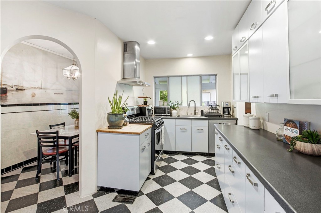 1225 S Leland