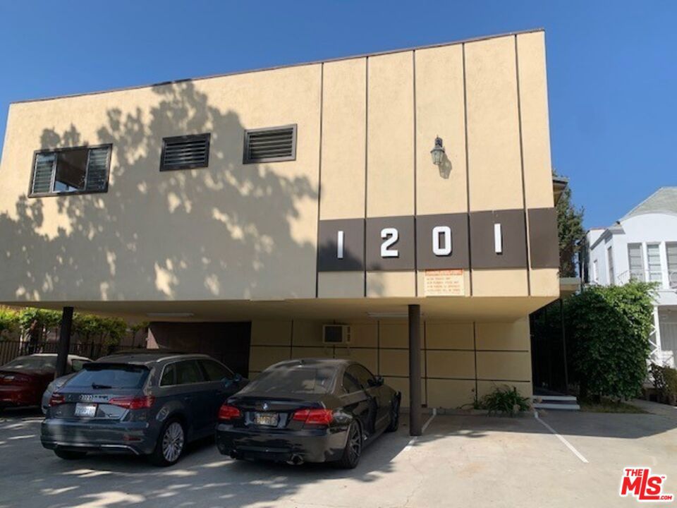 Centrally located, this quiet Beverly Hills Adjacent upper spacious 3 bedroom 2 bath apt is in a 6 unit building. Comes with stove, refrigerator and dishwasher plus Hardwood flooring throughout unit, AC/wall units, central heating Private Balcony off the living room. 2 car tandem parking. Minutes to Century City, Beverly Hills and The Grove. 20 minutes to DTLA, LAX and beaches. Ready for immediate move in.