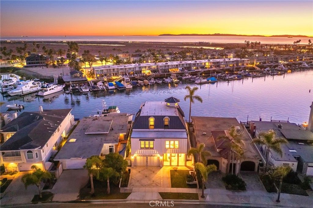 Photo of 17007 Edgewater Ln, Huntington Beach, CA 92649 (MLS # OC25256667)