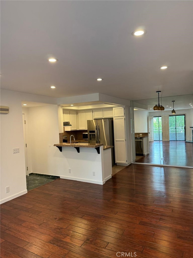 17800 Burbank 204