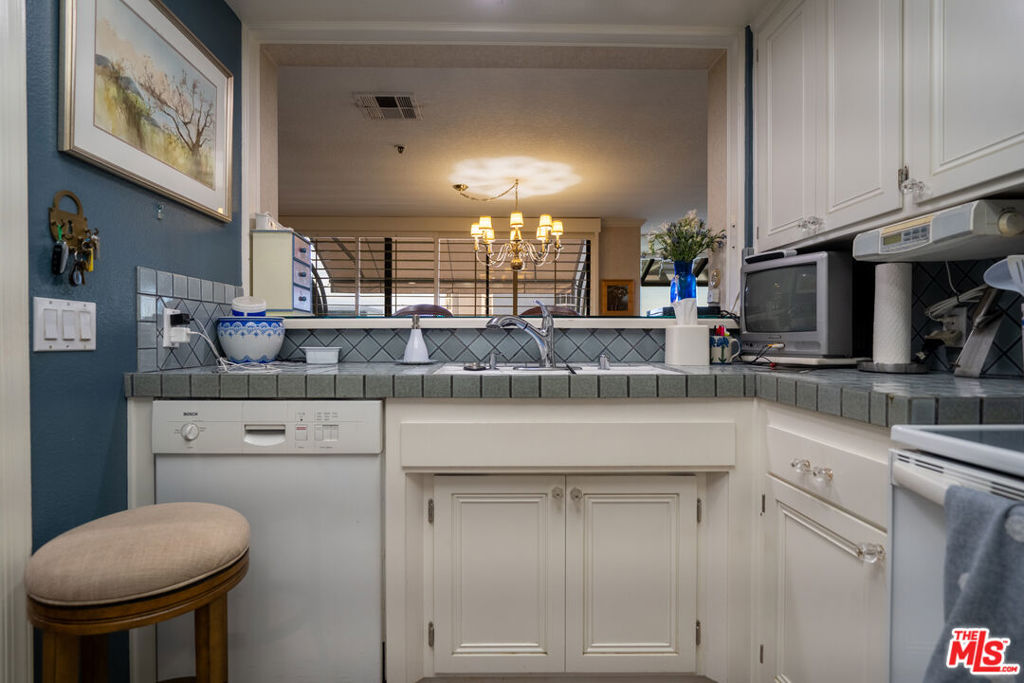 880 W 1st Street 506