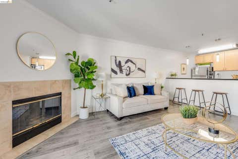 Photo of 6400 Christie Ave AVE #5319, Emeryville, CA 94608 (MLS # 41139613)