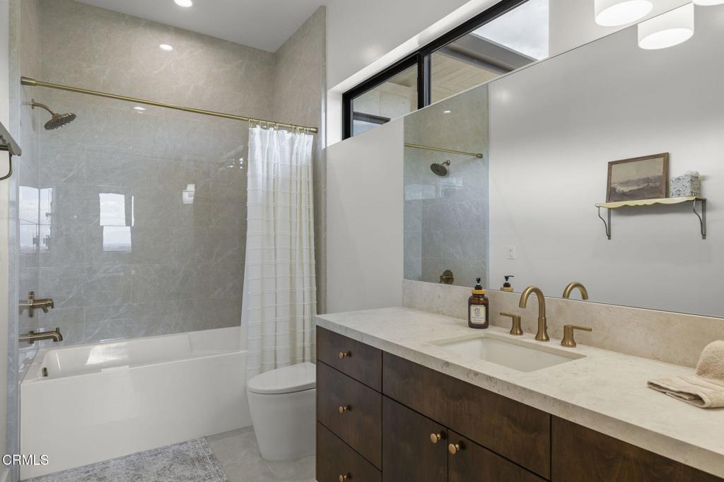 Ventura, California, 93003, United States, 4 Bedrooms Bedrooms, ,5 BathroomsBathrooms,Residential,Active,2041758
