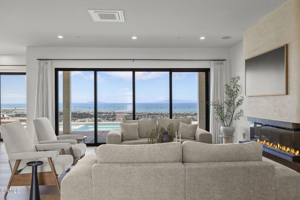Ventura, California, 93003, United States, 4 Bedrooms Bedrooms, ,5 BathroomsBathrooms,Residential,Active,2041758