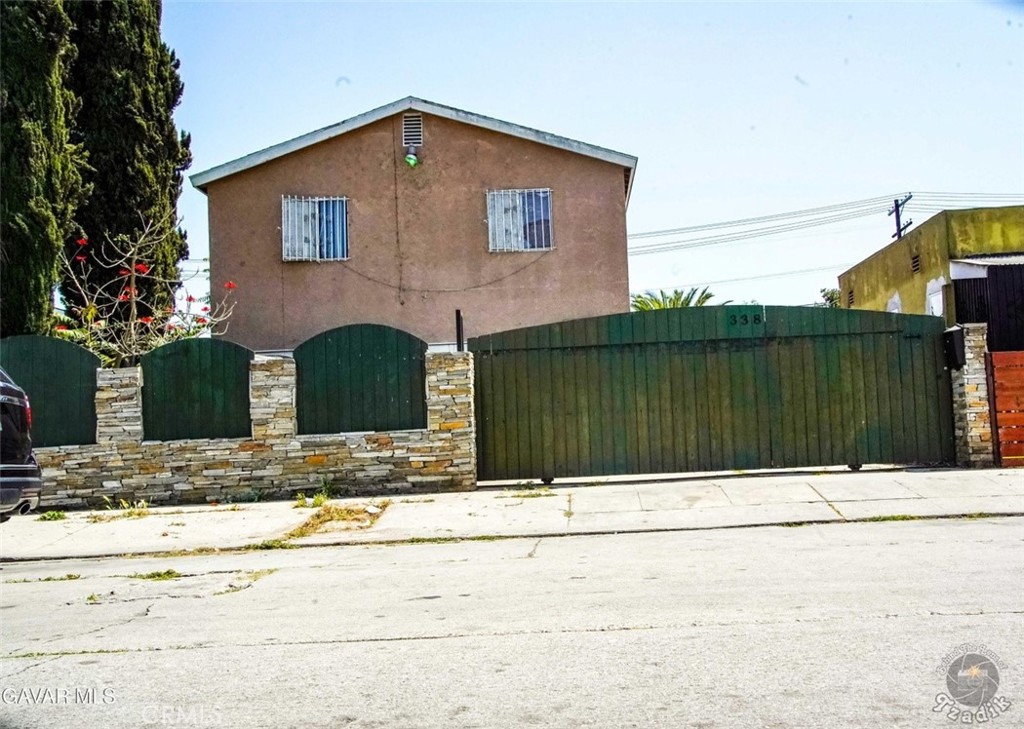 ?? Investor’s Dream – Two Homes on One Lot in Los Angeles!
Welcome to 338 E 107th St, a 1677 sq ft multi-family property featuring two separate homes on one lot—a rare find in today’s market!
?? Live in One, Rent the Other!
The front home offers 2 spacious bedrooms and 2 bathrooms, perfect for an owner-occupant or long-term tenant. The rear home features 2 bedrooms and 1 bathroom, ideal for additional rental income or extended family.
? Income-Producing Potential
Whether you're an investor looking to expand your portfolio or a homeowner wanting to offset your mortgage, this property delivers exceptional flexibility and income opportunity. With strong rental demand in the area, you’ll benefit from steady cash flow and long-term appreciation.
?? Prime South LA Location
Located in one of Los Angeles' up-and-coming neighborhoods, enjoy convenient access to major freeways, public transportation, shopping, and schools. This neighborhood is attracting investors and homeowners alike with its strong growth potential.
?? Don’t Miss Out!
Opportunities like this don’t last long. Schedule your private showing today and take the first step toward securing your next real estate win!