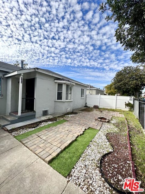 Photo of 505 Edgewood Street, Inglewood, CA 90302 (MLS # 26858397)