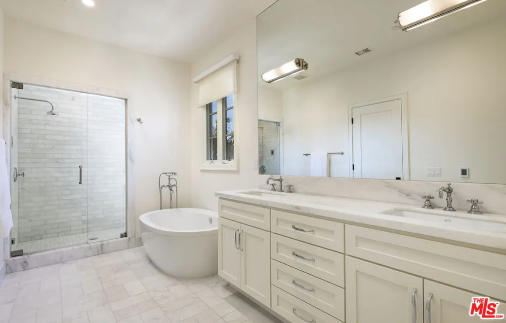 Santa Barbara, California 93101, United States, 3 Bedrooms Bedrooms, ,3 BathroomsBathrooms,Residential,Active,180792