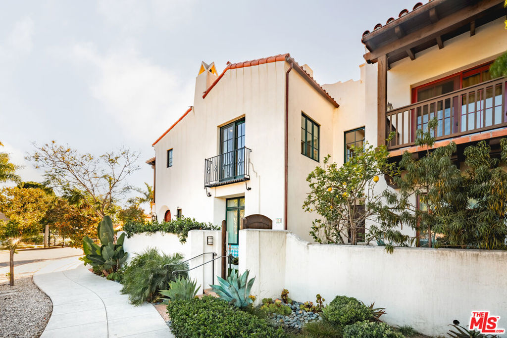 124 W Yanonali Street