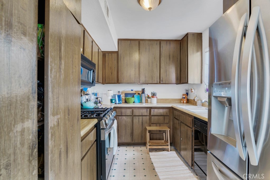 10574 Sunland Boulevard 7