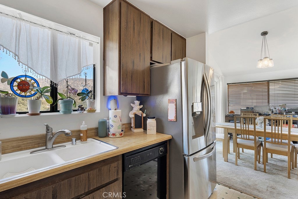 10574 Sunland Boulevard 7
