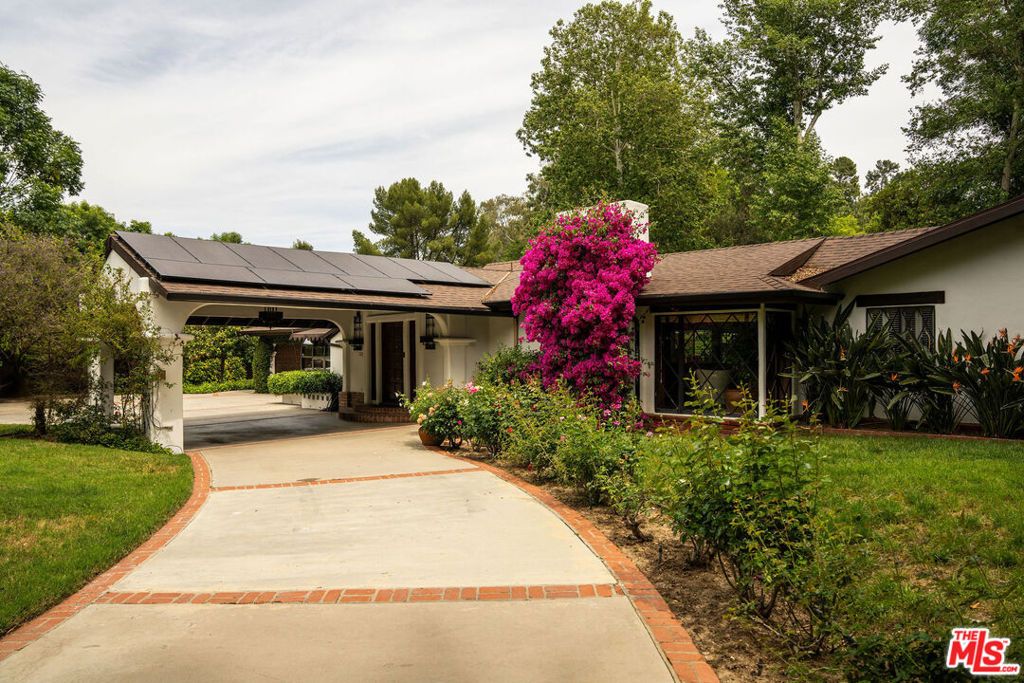 Photo of 4860 Vanalden Avenue, Tarzana, CA 91356 (MLS # 26721621)