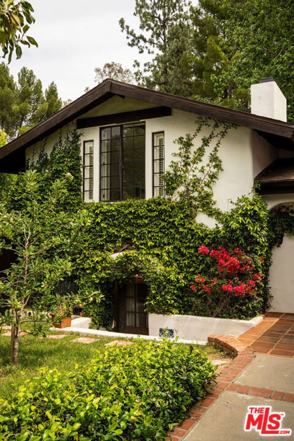 Photo of 4860 Vanalden Avenue, Tarzana, CA 91356 (MLS # 26721621)