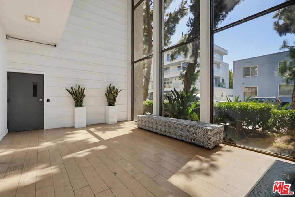 1140 E Ocean Boulevard 220