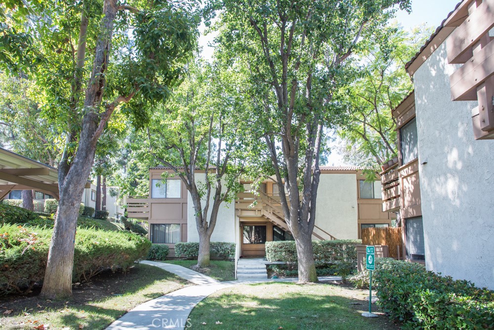 Charming Upstairs Unit in the Tennis Club Community!
This cozy upstairs home is located in the peaceful Tennis Club Community and offers comfort, convenience, and great amenities.
*2 bedrooms
*Living room and Kitchen with plenty of storage
*Private patio – perfect for relaxing
*Includes refrigerator, with in unit washer & dryer
*2 assigned carport parking spaces nearby
Community Features
*24/7 gated security
*Pool and spa area
*Tennis courts
*Recreation room
*Close to Diamond Bar Golf Course and Sycamore Canyon Park with playgrounds and hiking trails
Additional Info
*Small pets allowed – $800 pet deposit per pet
*Water and trash included in rent
*Tenant pays for electricity and gas