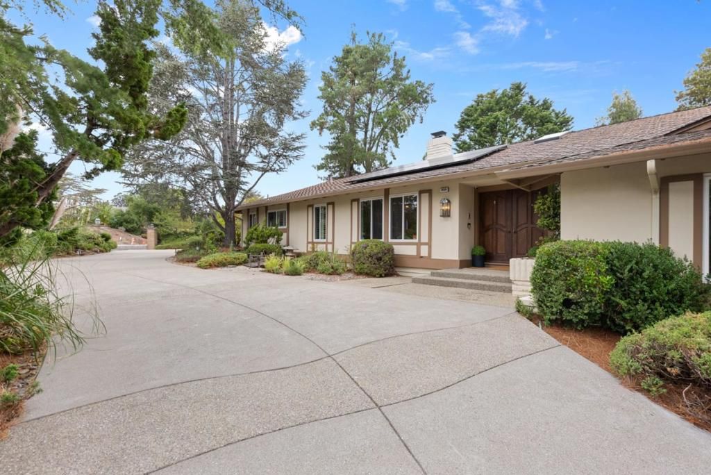 Photo of 1430 Lakeview Drive, Hillsborough, CA 94010 (MLS # ML82023761)