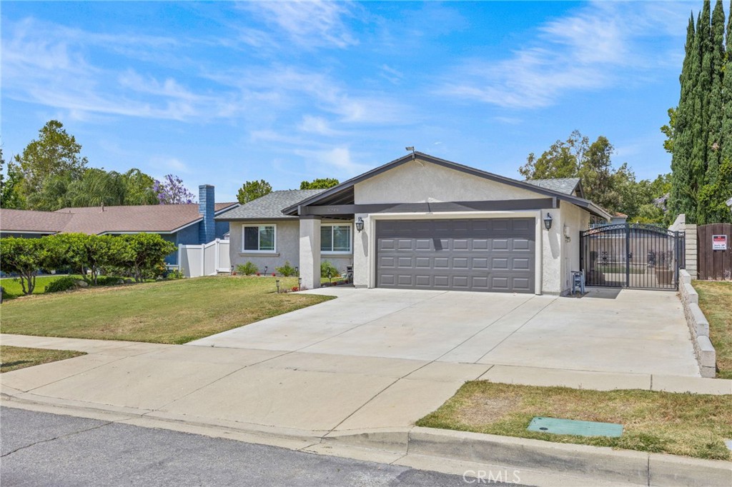 8244 Avenida Leon