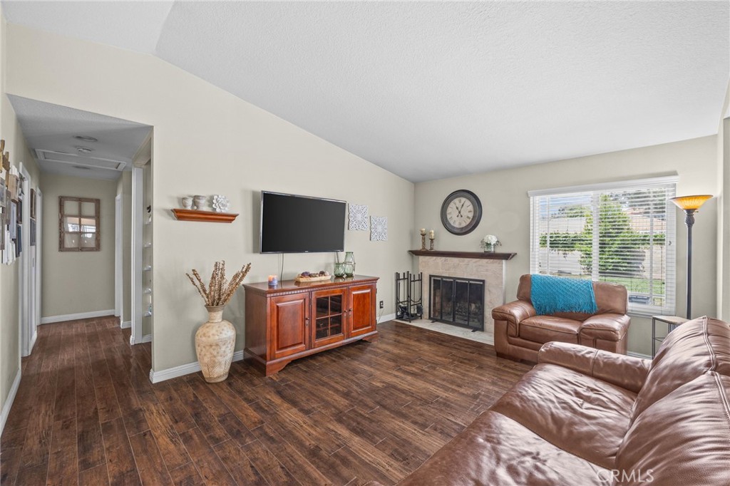 8244 Avenida Leon