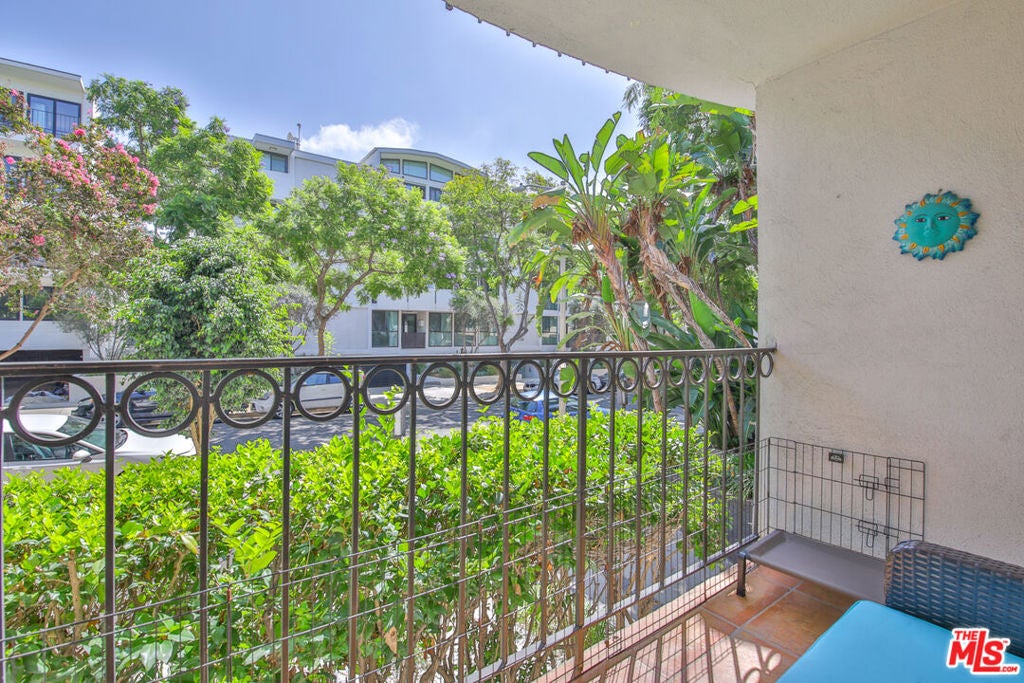 625 N Flores Street 102