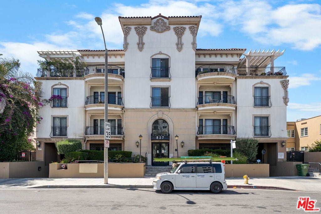 837 Crenshaw Boulevard