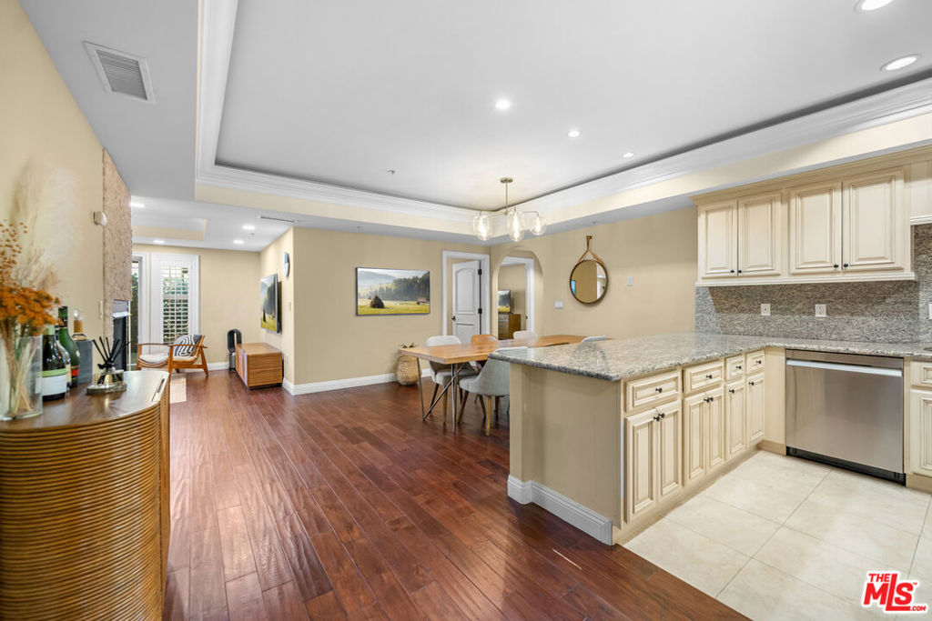837 Crenshaw Boulevard 204