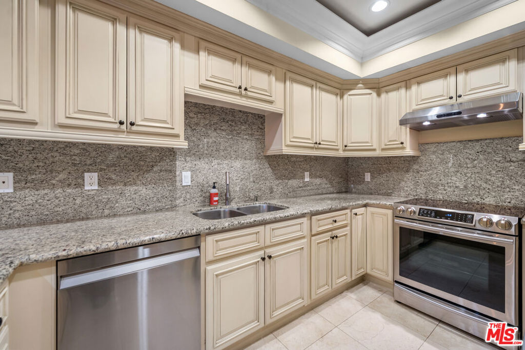 837 Crenshaw Boulevard 204