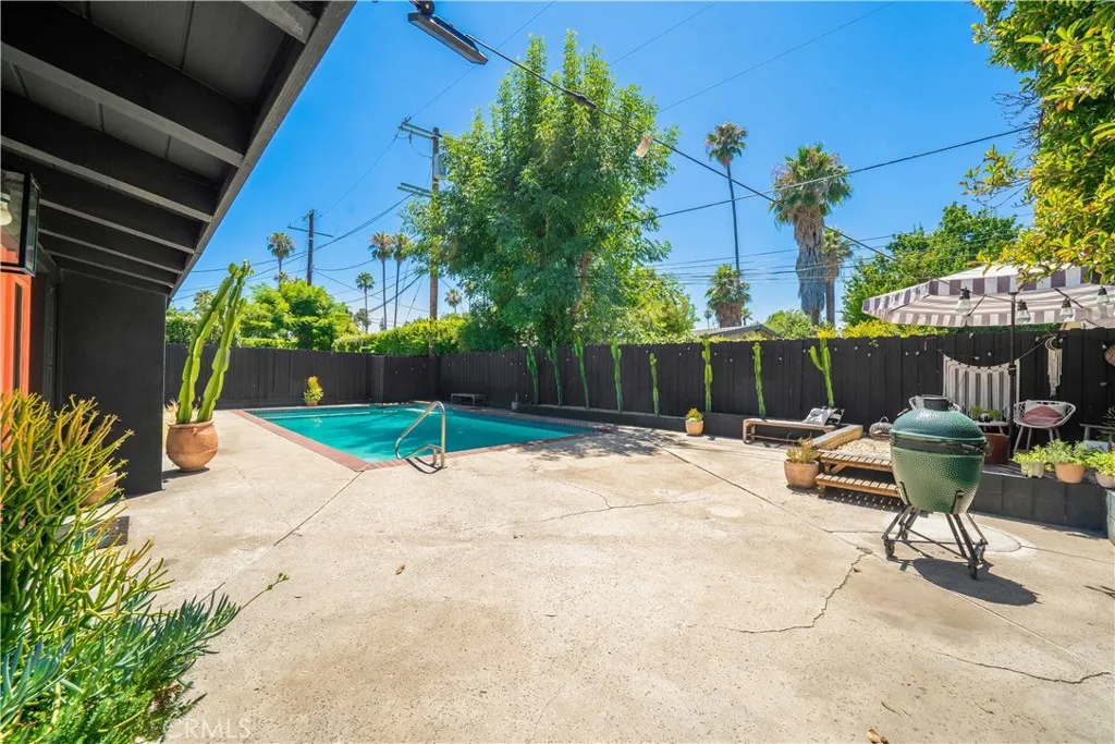 Woodland Hills, California 91367, United States, 3 Bedrooms Bedrooms, ,2 BathroomsBathrooms,Residential,Active,182021