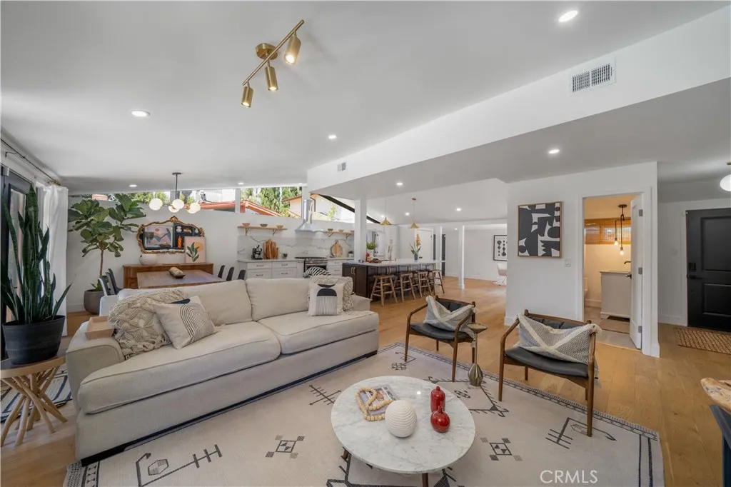 Woodland Hills, California 91367, United States, 3 Bedrooms Bedrooms, ,2 BathroomsBathrooms,Residential,Active,182021