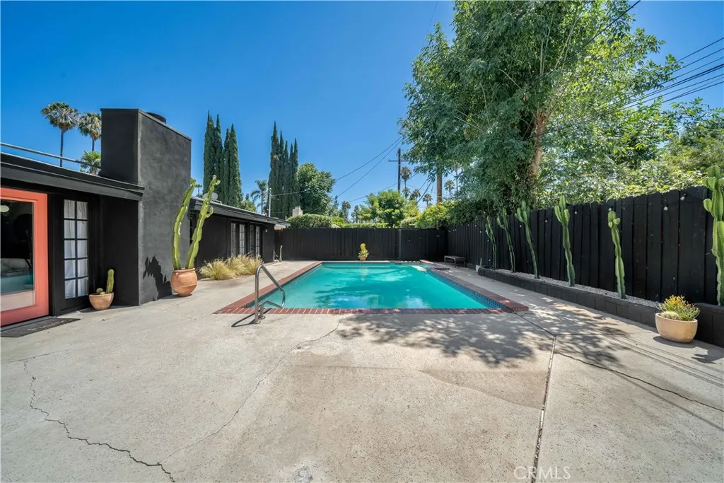 Woodland Hills, California 91367, United States, 3 Bedrooms Bedrooms, ,2 BathroomsBathrooms,Residential,Active,182021