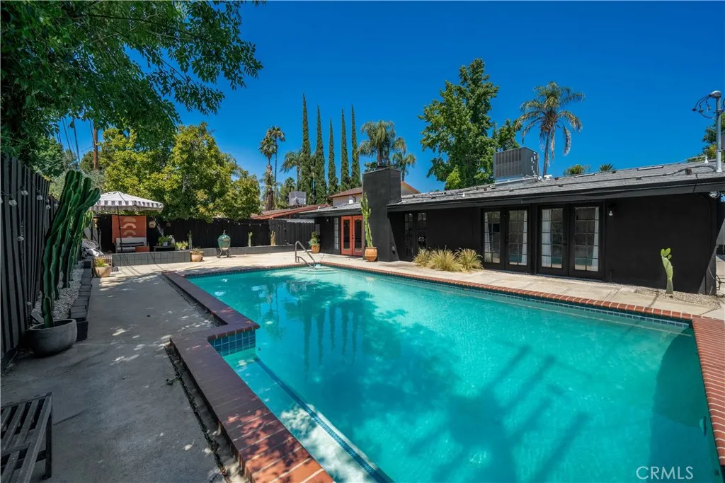 Woodland Hills, California 91367, United States, 3 Bedrooms Bedrooms, ,2 BathroomsBathrooms,Residential,Active,182021