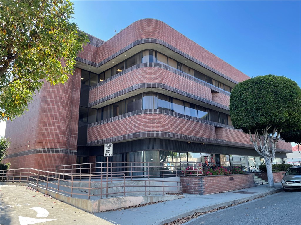 Corner Medical/Office Condo located in the medical corridor near Garfield Medical Center.
Spacious 1,479 SQFT Fully built out OBGYN medical office: 5 exam rooms with sink in each (Four 9'X10' and one 9'X13.5' exam rooms), 1 doctor's office, 1 lab room, waiting room 15'X 14', bathroom and kitchen break room.