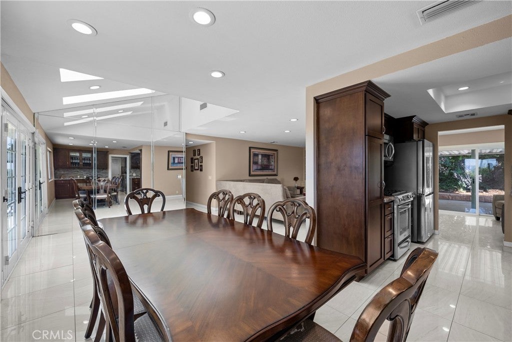 1243 S Stephora