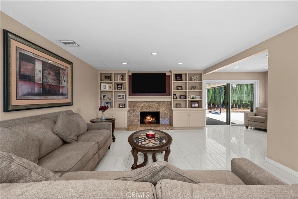 1243 S Stephora