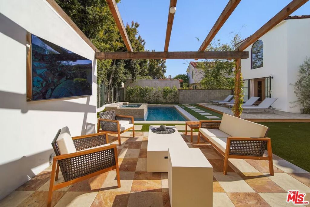 Photo of 180 S Vista Street, Los Angeles, CA 90036 (MLS # 26640721)