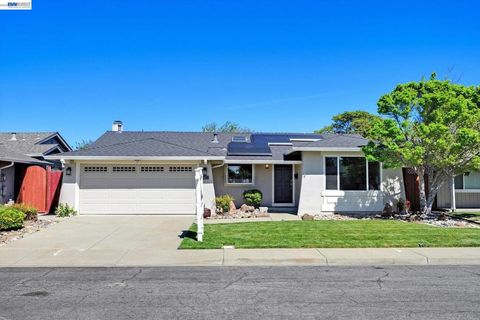 Photo of 5471 Tyler Pl, Fremont, CA 94538 (MLS # 41126742)