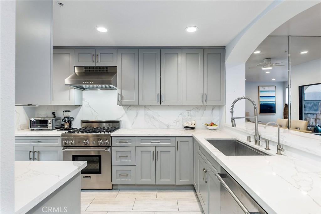 425 E Ocean Boulevard 320