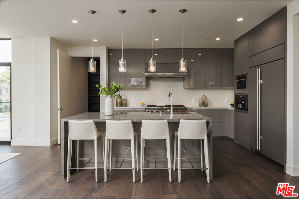 Properties 1 425 N Palm Drive 204
