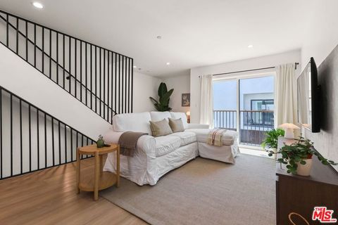 Photo of 843 N Mariposa Avenue #2, Los Angeles, CA 90029 (MLS # 26667563)