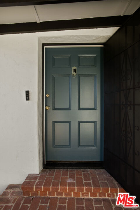 4135 S Victoria Avenue