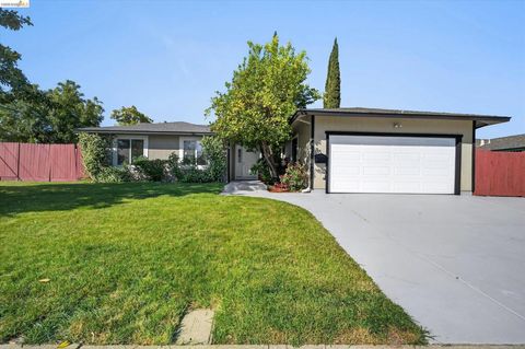 Photo of 901 Helix Dr Dr, Concord, CA 94518 (MLS # 41134396)